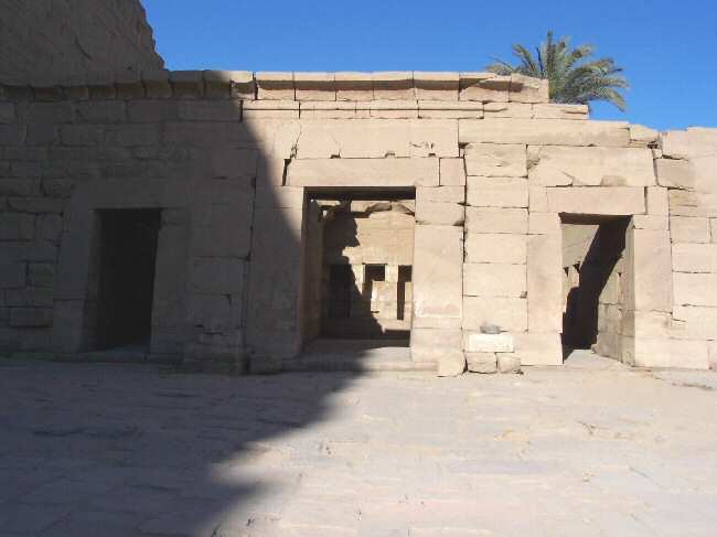 Temple de Sthi II (1200 ans av.JC) constitu de trois chapelles accoles, celle du centre consacre  Amon, celle de gauche  son pouse Mout, et celle de droite  son fils Khonsou .
